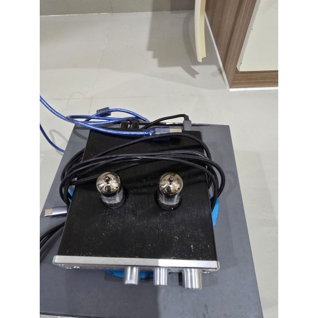 Dijual Pre Amplifier Tube: FX AUDIO TUBE:06 HOME AUDIO TUBE 6N3 With USB DAC Warna Silver.