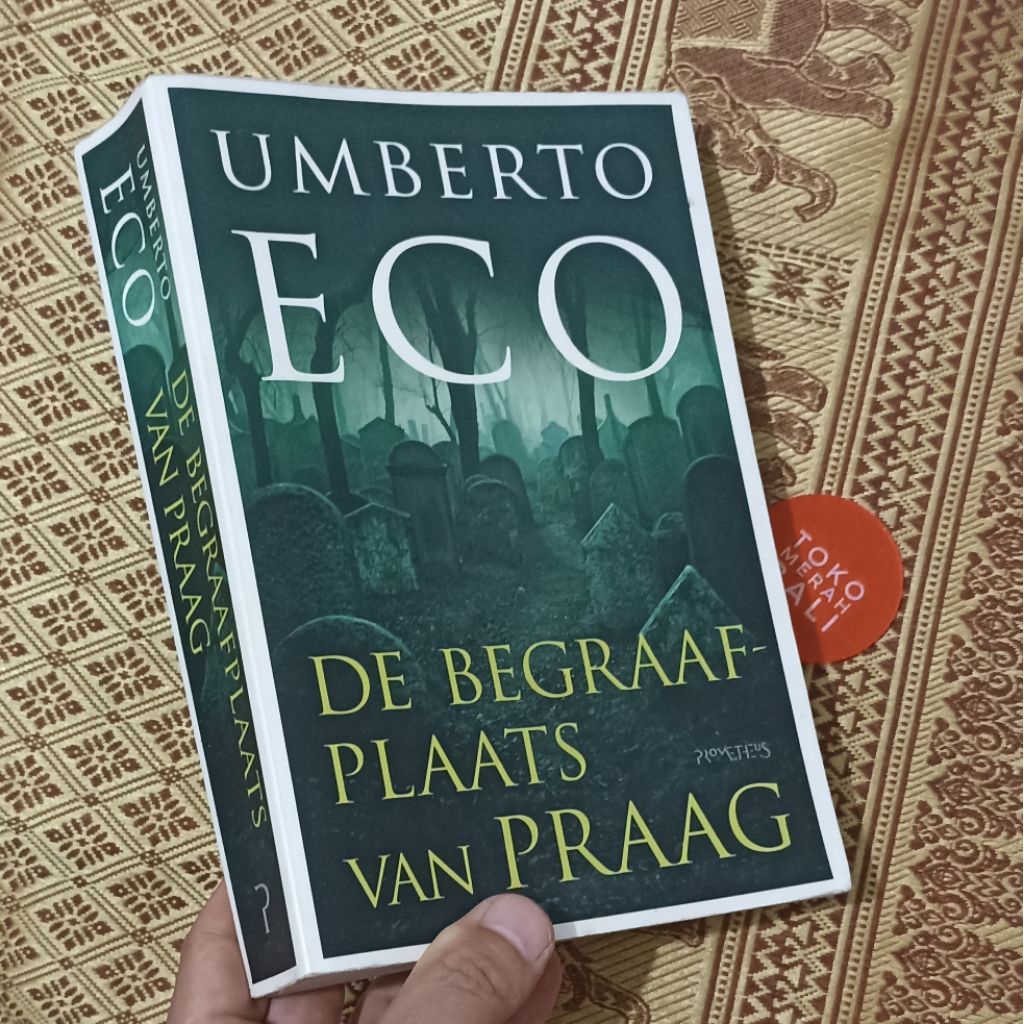 Buku Umberto Eco De Begraafplaats van Praag atau The Prague Cemetery dalam bahasa Belanda