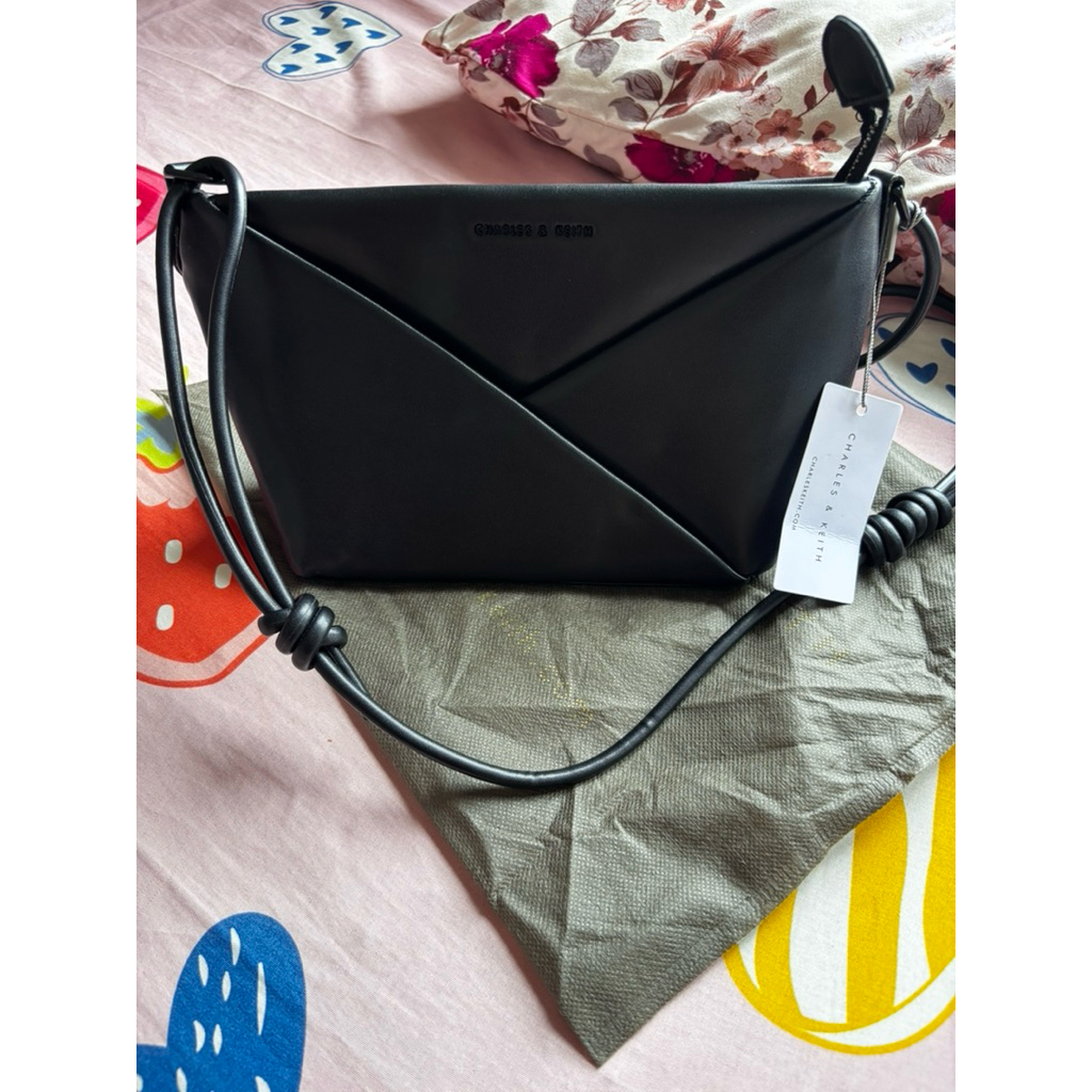 Tas Charles n Keith diagonal Bag warna hitam #preloved #tasslempang #taswanita #tascharlesnkeith #ck