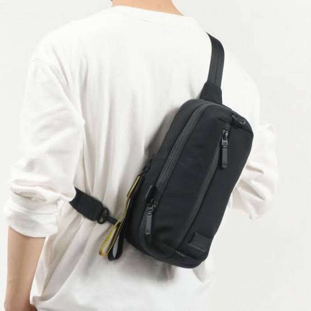 TUMI Tahoe Look Expandable Slingbag Black