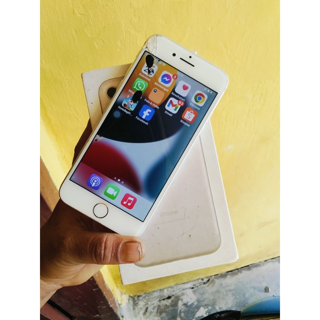 IP 7 128 GB minus lcd sama batre iCloud kosong