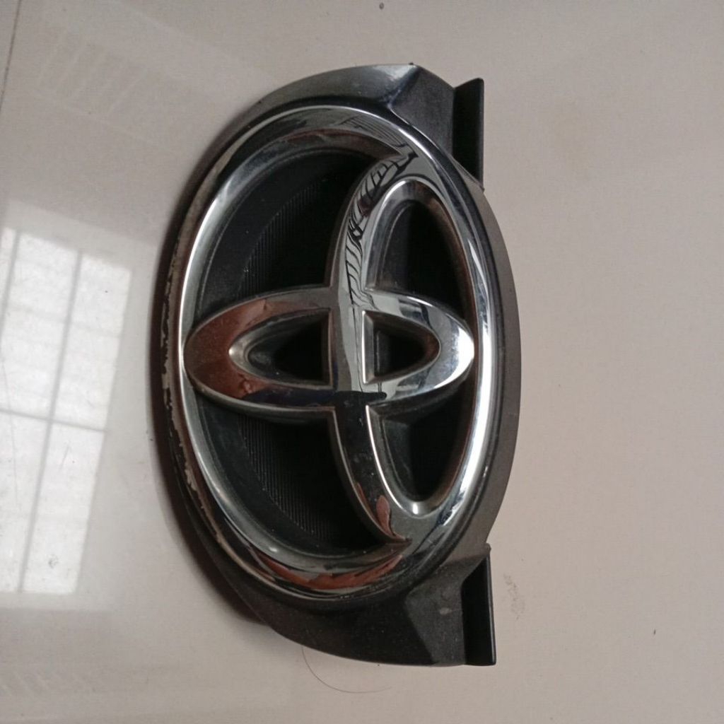 Emblem Logo Depan Toyota Innova 2010 atau Fortuner, Bekas Upgrade Mobil Pribadi