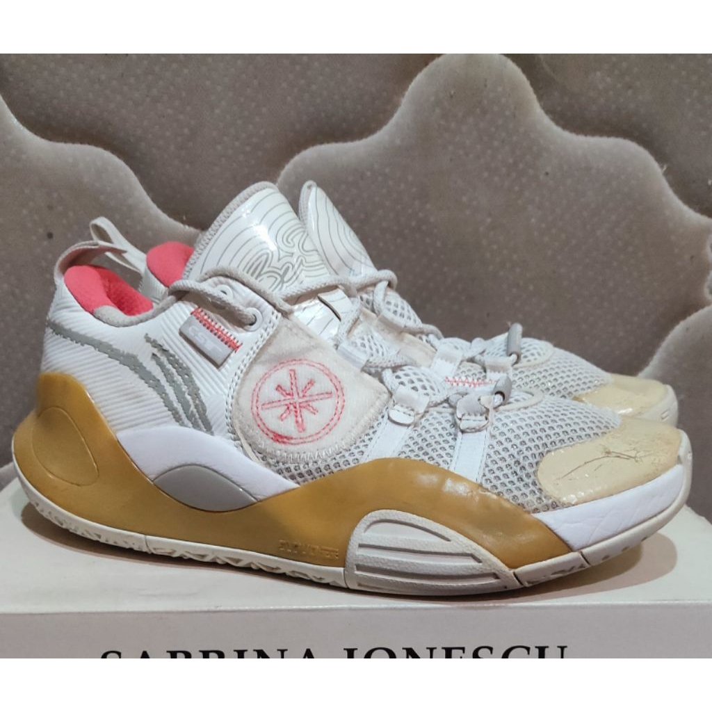 Sepatu Olahraga lining size 41