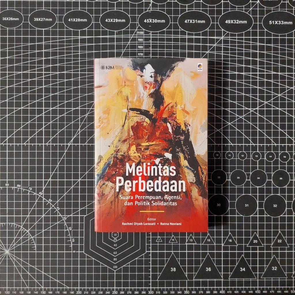 PRELOVED BOOK - Buku Melintas Perbedaan: Suara Perempuan, Agensi, dan Politik Solidaritas - Rachmi D