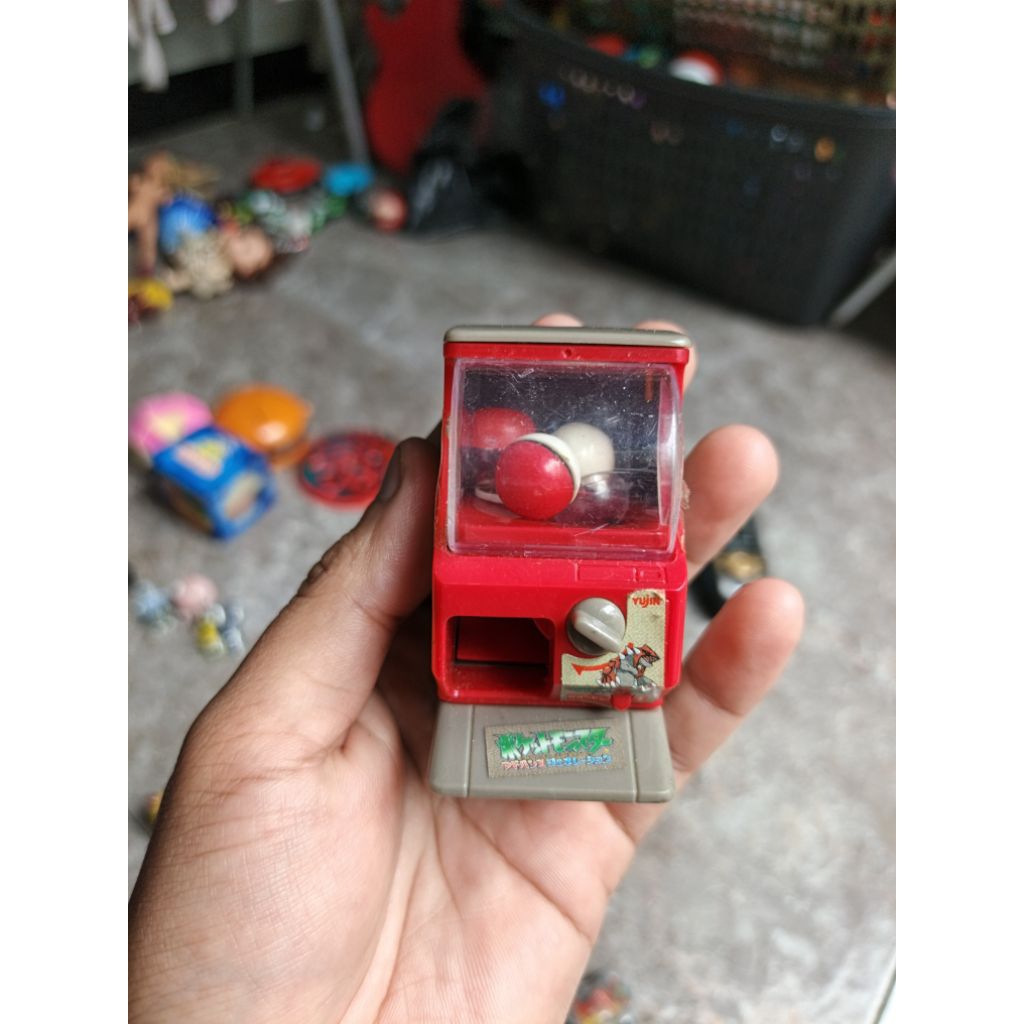yujin gacha vanding machine figure pokemon