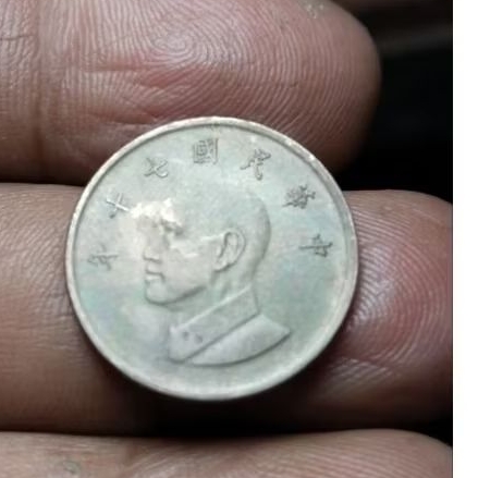 UANG KOIN KUNO 1 YUAN TAIWAN 1986 ASLI PERNAH PAKAI LAYAK KOLEKSI KODE 307