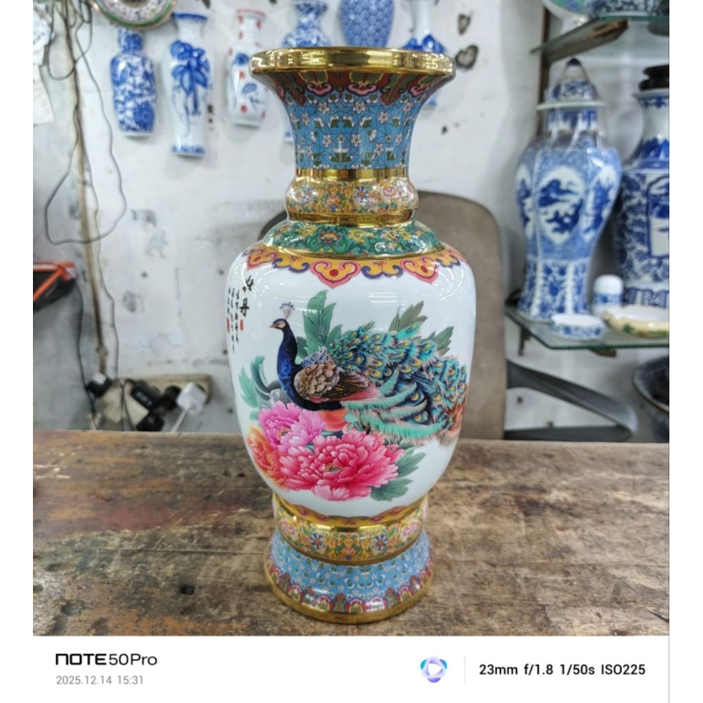 vas guci keramik klasik pajangan rumah