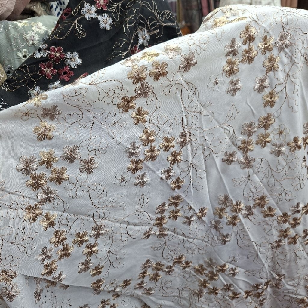 Kain Katun Jepang Bordir Motif Bunga Kecil Sakura / Bahan Katun Premium