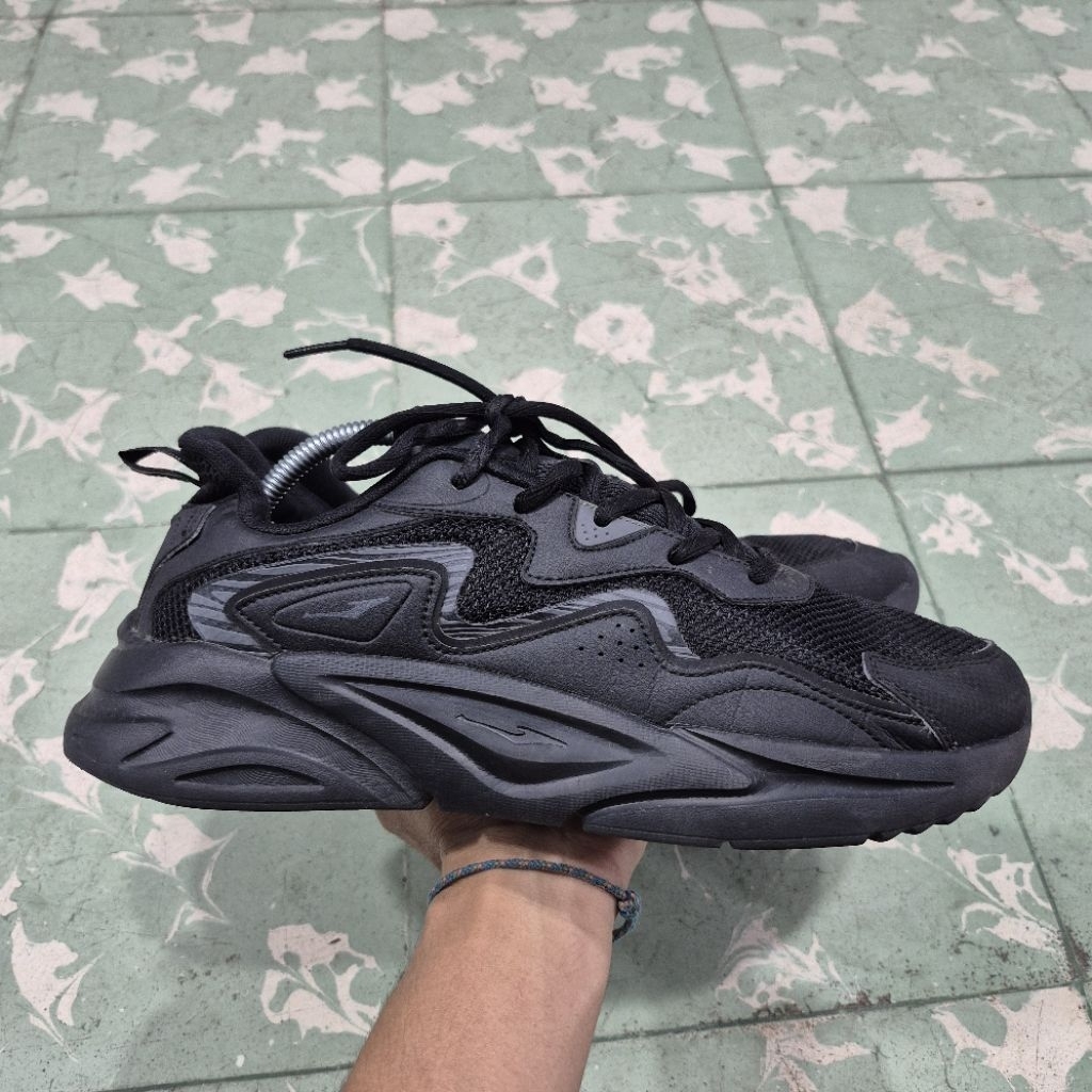 Sepatu Erke Fullblack Pria(43)