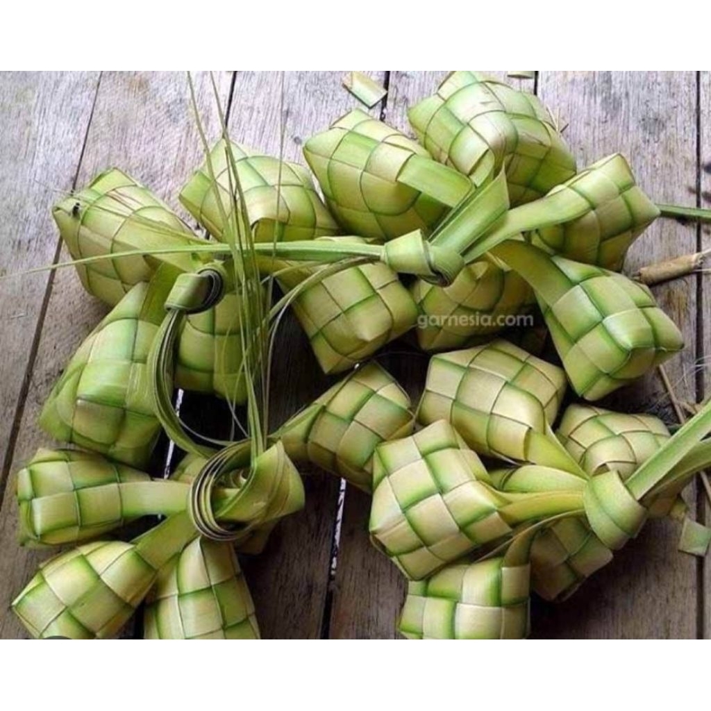 wadah ketupat tradisional yg terbuat dri anyaman daun kelapa