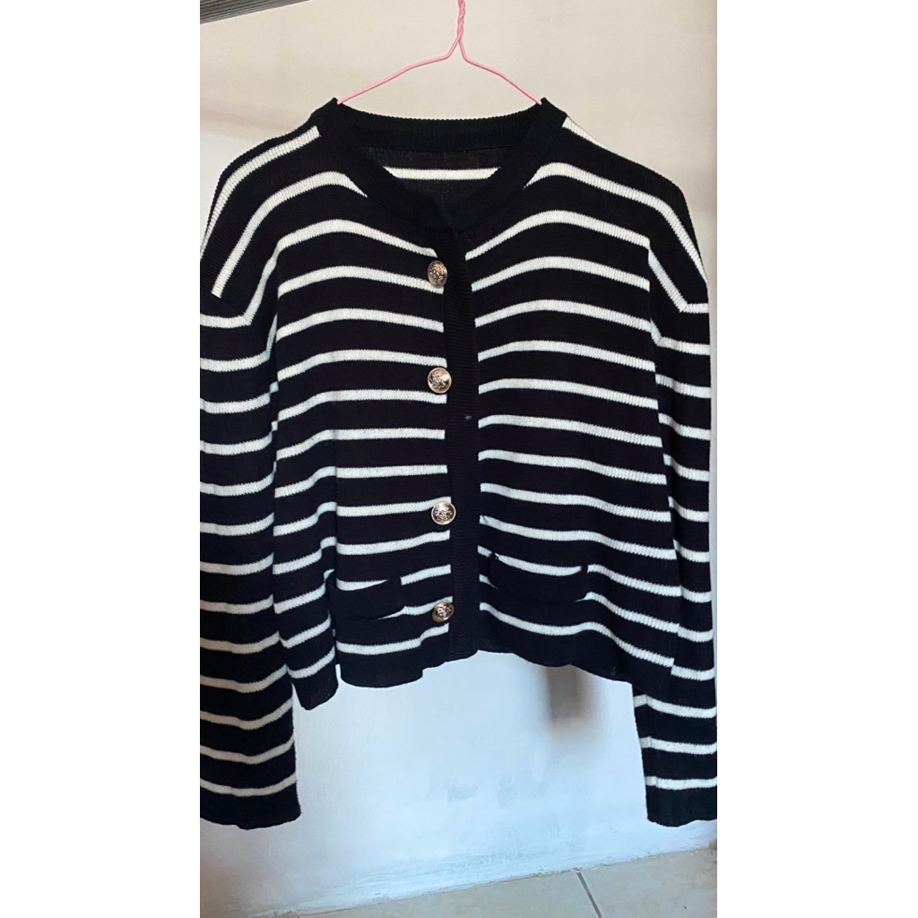 sweater Hitam garis putih Crop