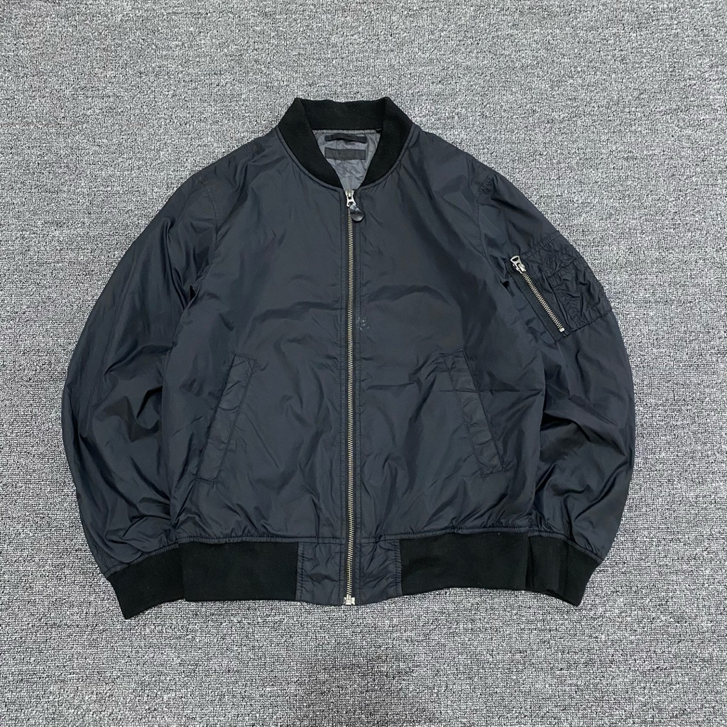 Bomber Uniqlo Hitam
