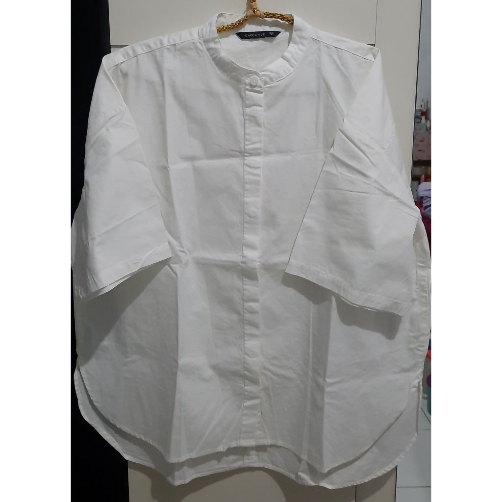 Preloved - Kemeja lengan pendek putih wanita merk Executive