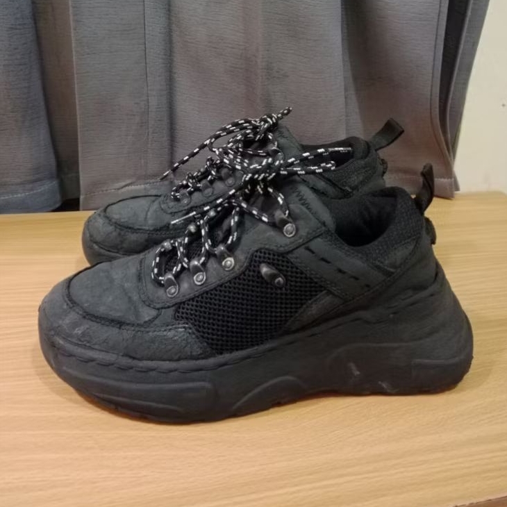 preloved sepatu skate wanita stradivarius ori size 37 hitam