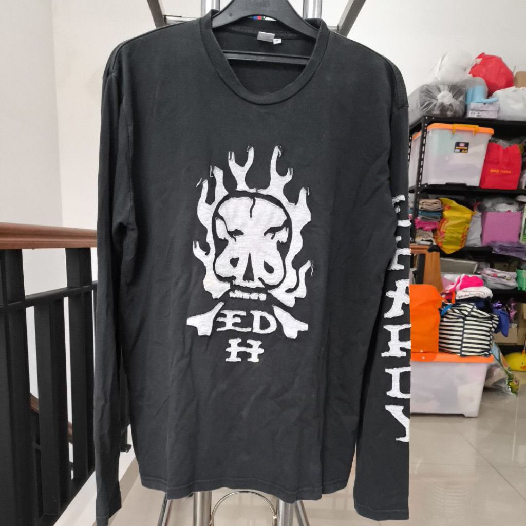 PRELOVED KAOS LENGAN PANJANG PRIA HITAM TENGKORAK BERAPI " ED HARDY"