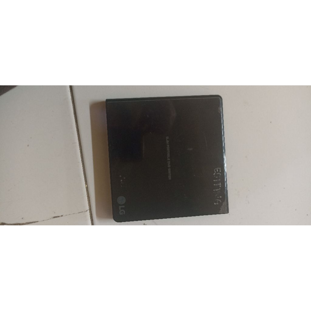 LG External Ultra Slim Portable DVD Writer, kemungkinan model GP65NB60.