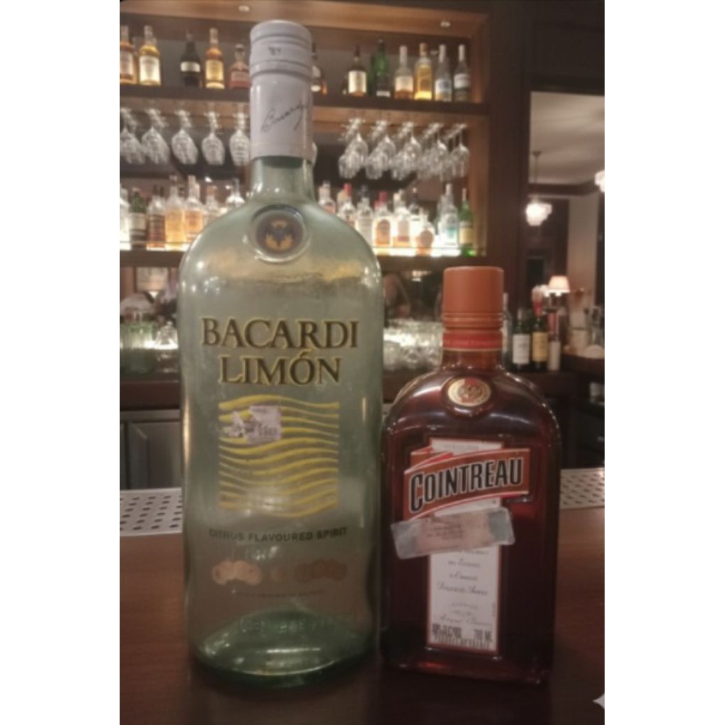 botol  kosong bekas minuman alkohol