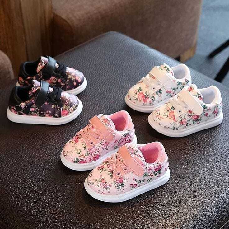 Sepatu Anak Perempuan Motif Bunga Sakura Kain Anti Slip Usia 1-3 Tahun Hitam Putih Pink