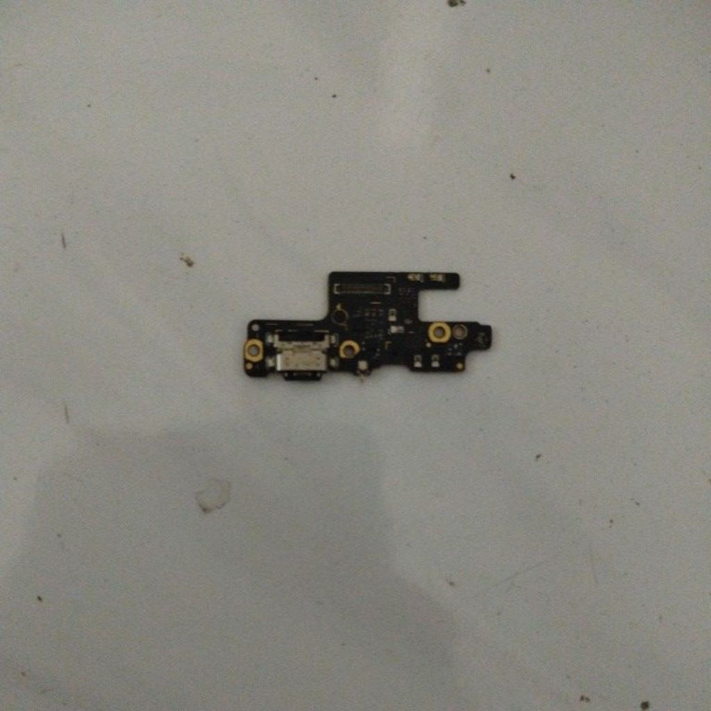 Bekas port pengisian daya (charging port) untuk Xiaomi Redmi Note 7