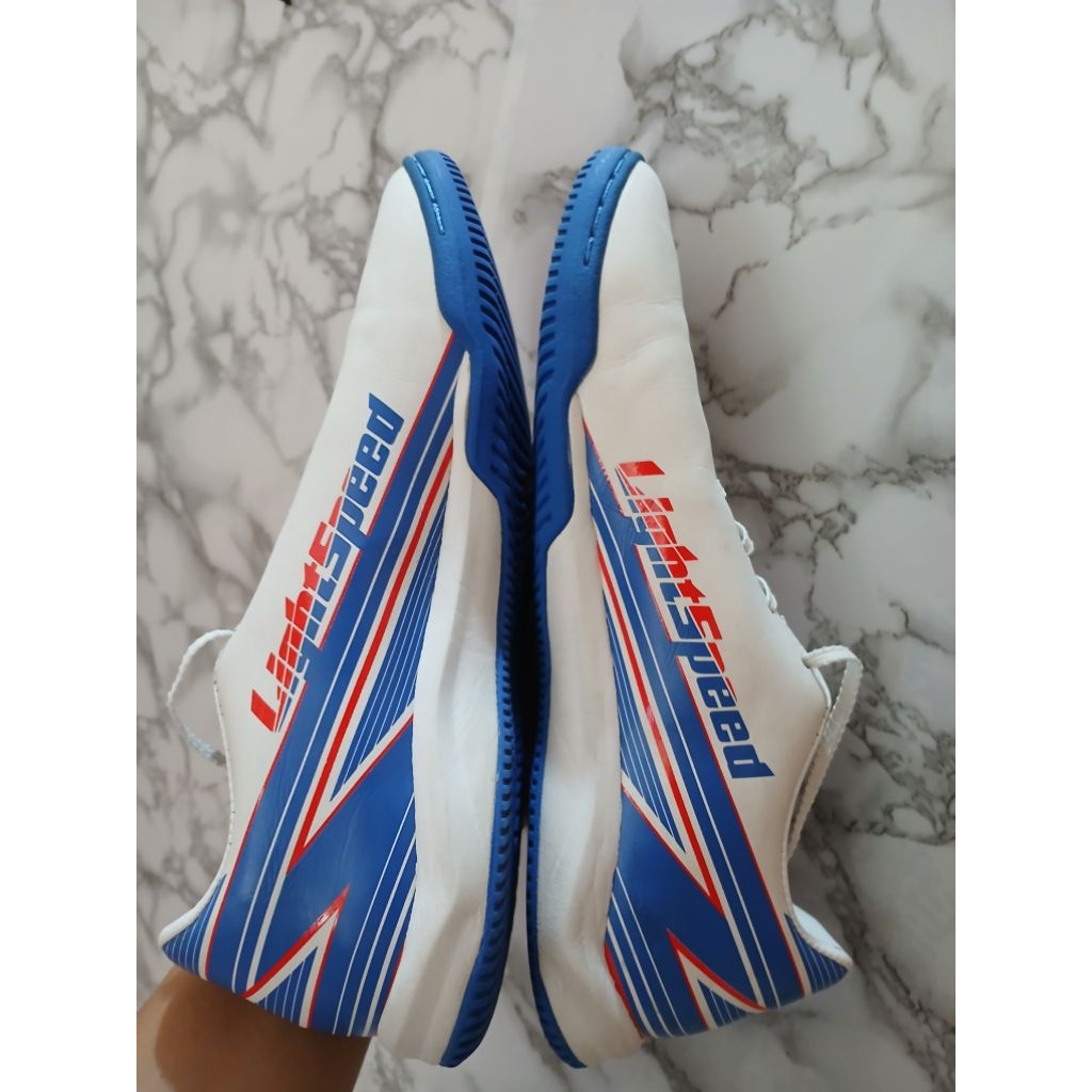 specs futsal Lightspeed 20 size 40