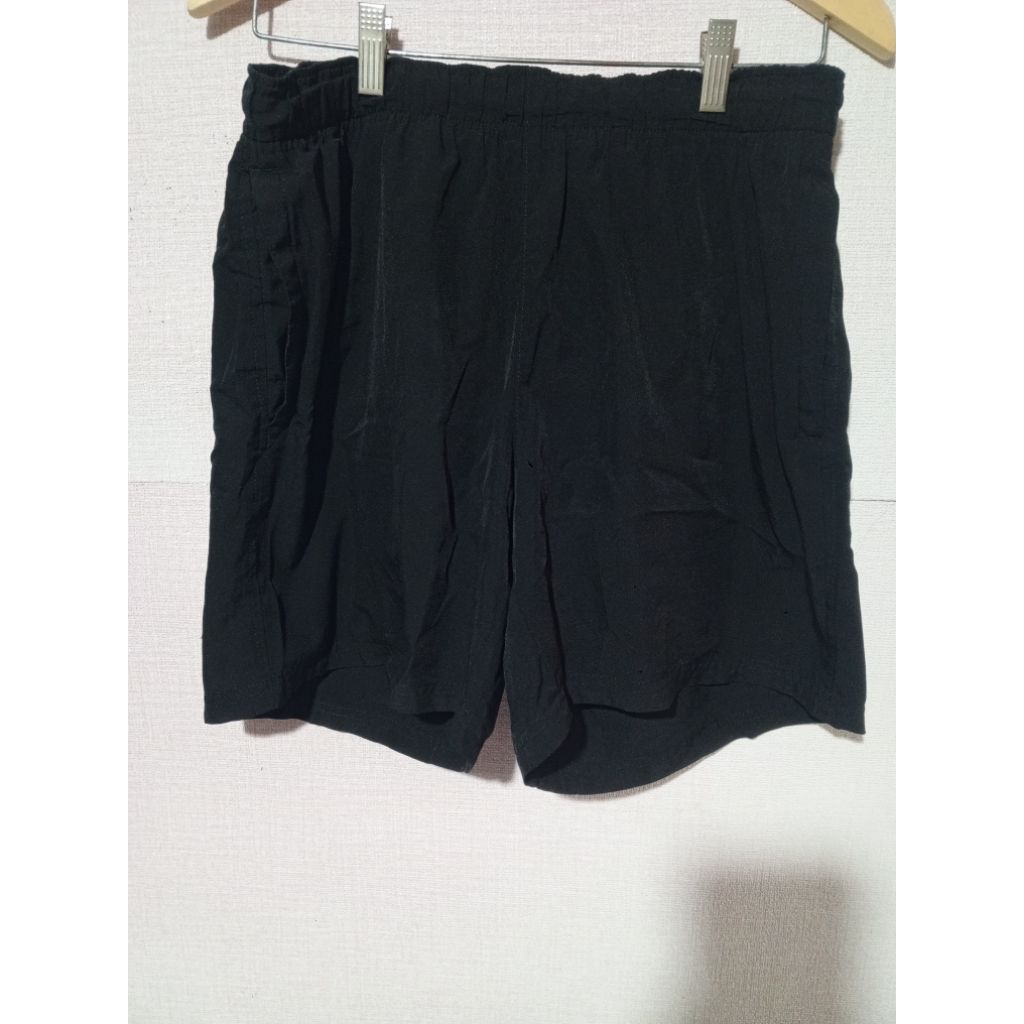 celana pendek running hm size M fit L second