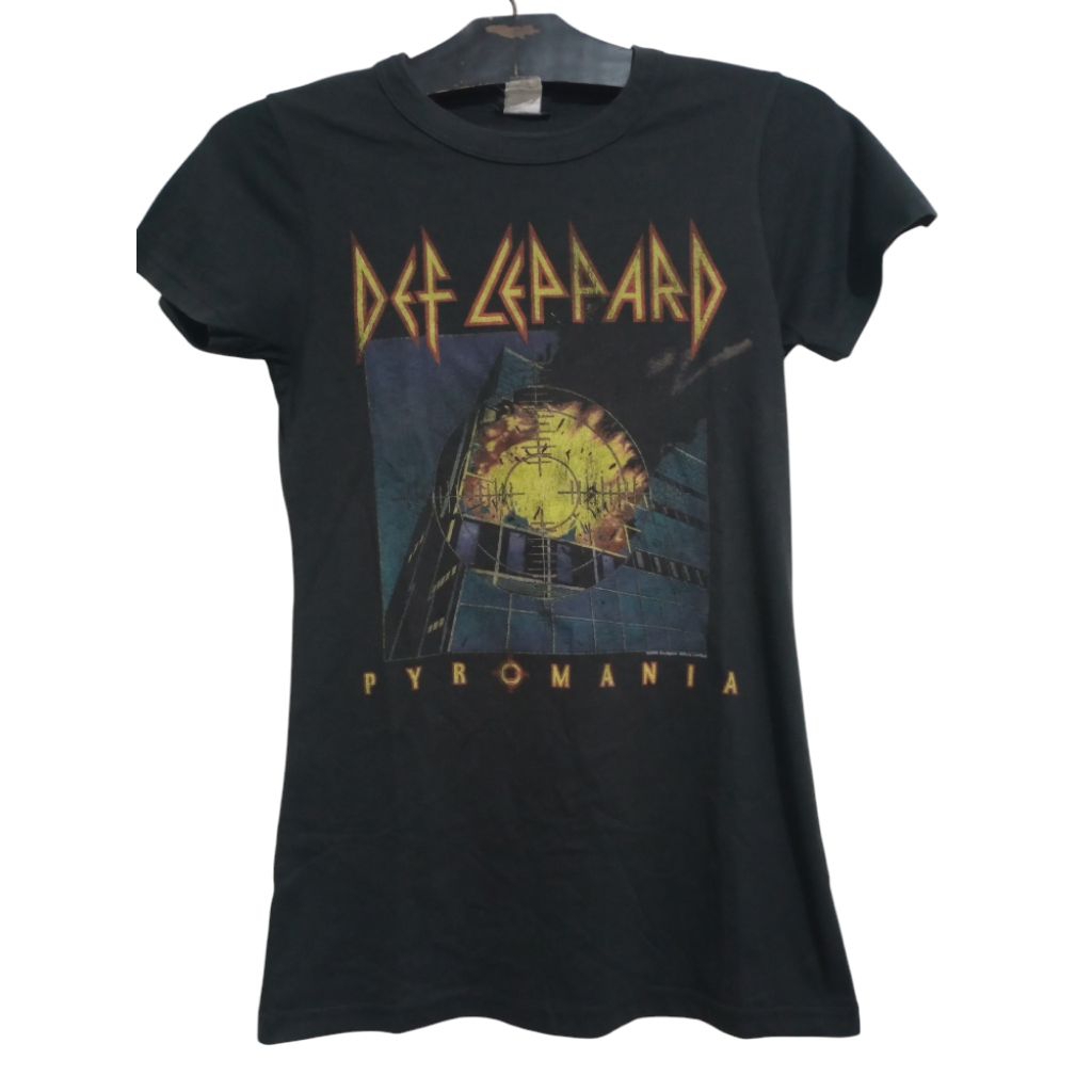 Def lepard c.2008Size : M (cewek ld 42x71)
Tag : junkfood x winterland
Kondisi : baik