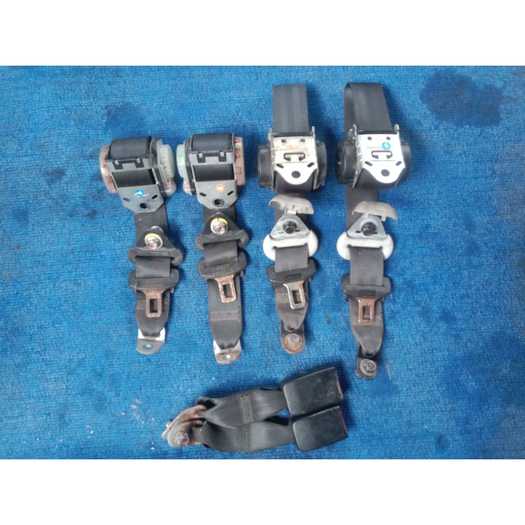 satu set safety belt mobil suzuki splash