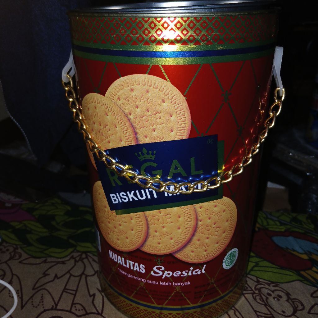 Kaleng bekas biskuit