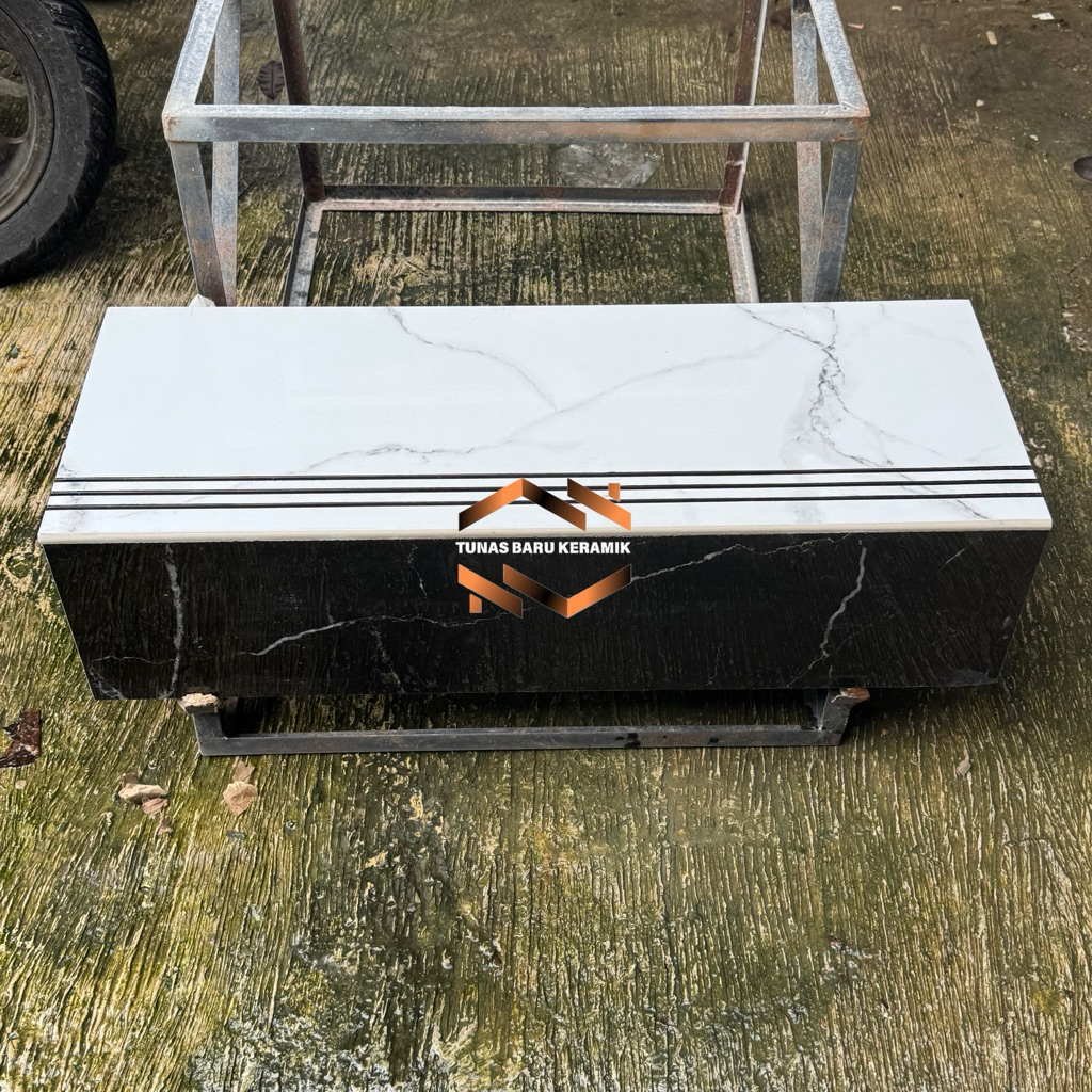 Granit tangga stepnosing 30x80 20x80 Putih Corak kombinasi Hitam Corak | Glossy