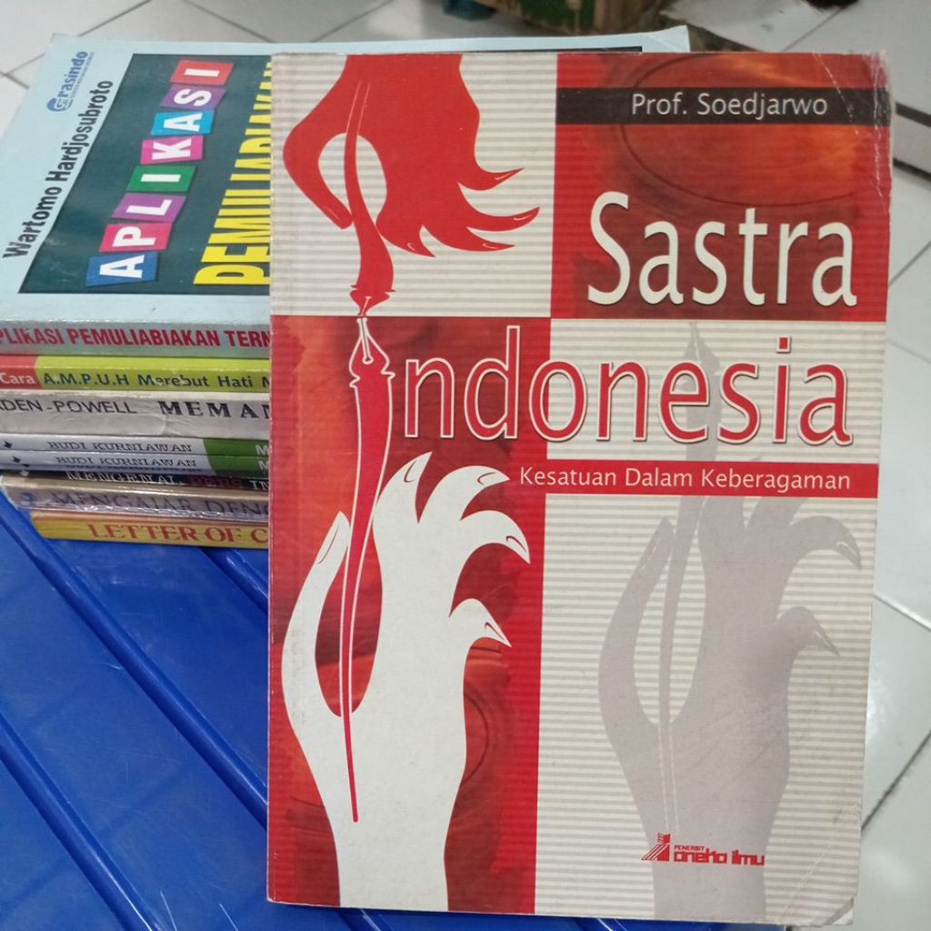 SASTRA INDONESIA KESATUAN DALAM KEBERAGAMAN(PROF SOEDJARWO) BUKU BEKAS