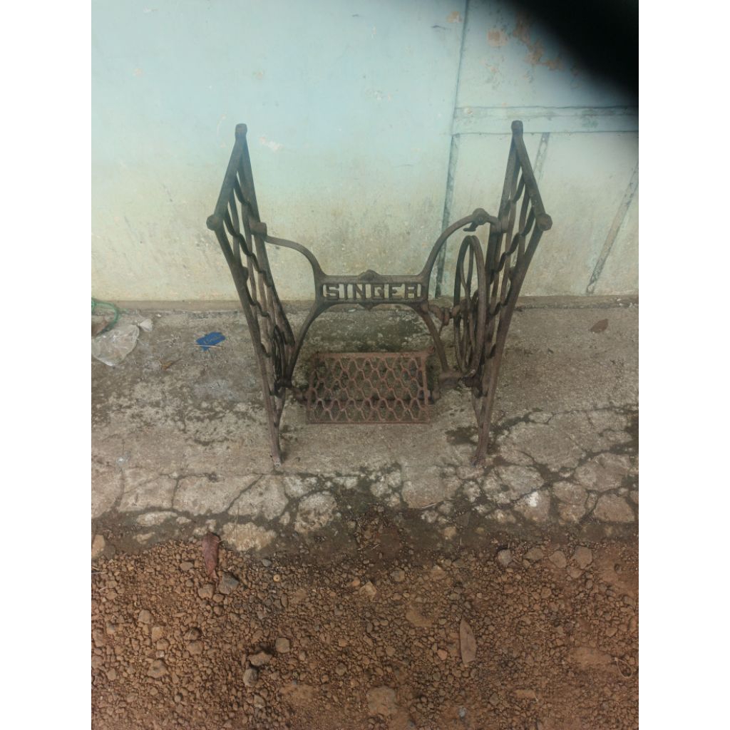 kaki mesin jahit laba laba merk singer second