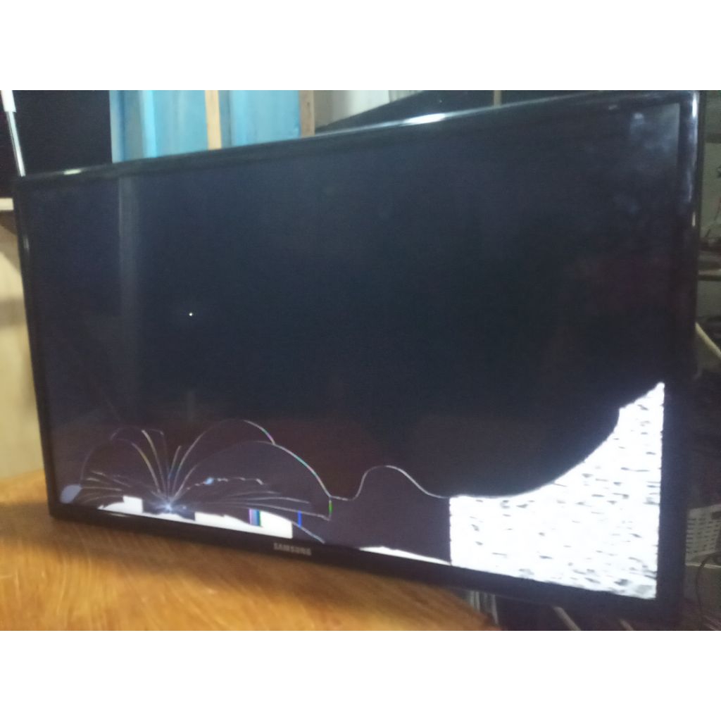 TV SAMSUNG UA32EH4000 RUSAK LCD PECAH