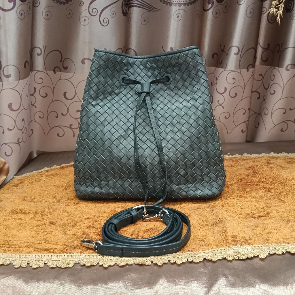 Tas Sling Serut Anyam model buket Anne Klein