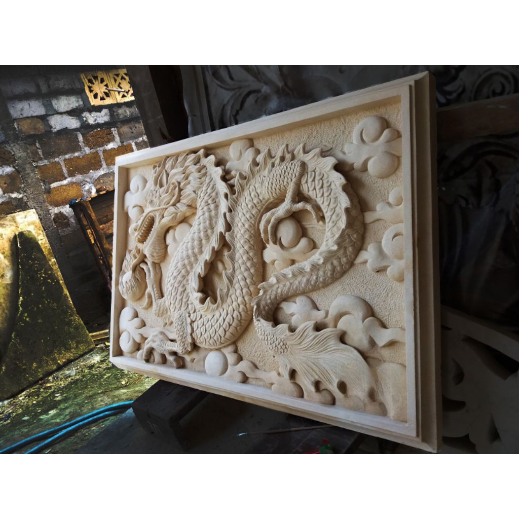 ukiran motif naga batu alam dekorasi hiasan dinding ruang tamu taman pagar