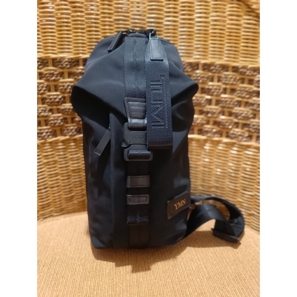 tumi tahoe bezeman sling black