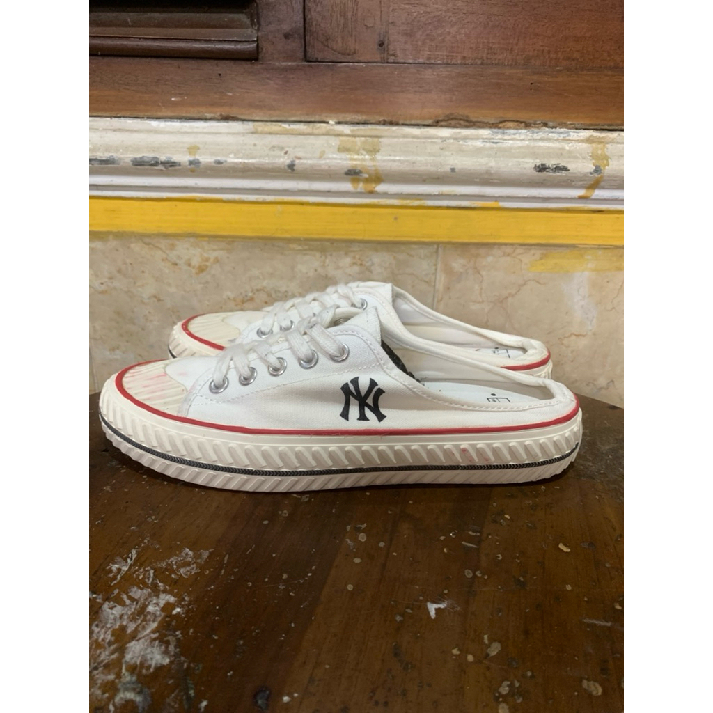Sepatu sendal mule MLB Playball Origin New York Yankees berwarna putih