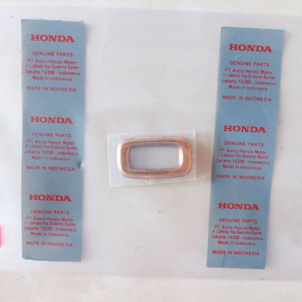 emblem Scoopy huruf o warna gold 2021-2024