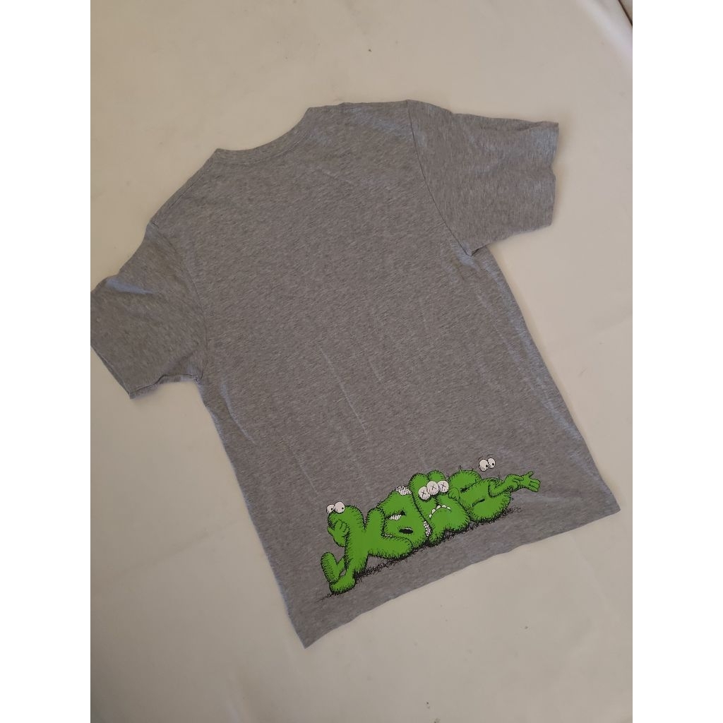 Baju Kaos Uniqlo Collab Kaws Size S Second