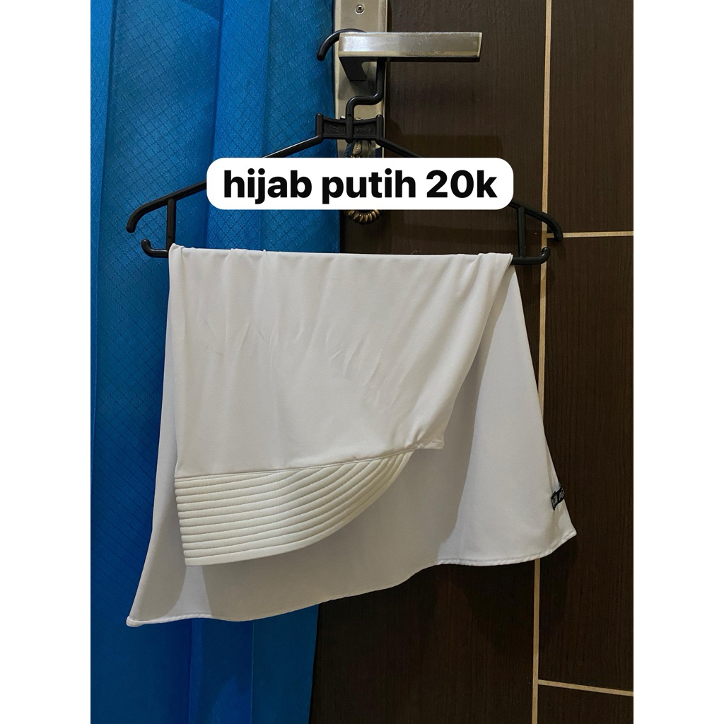 hijab bergo putih