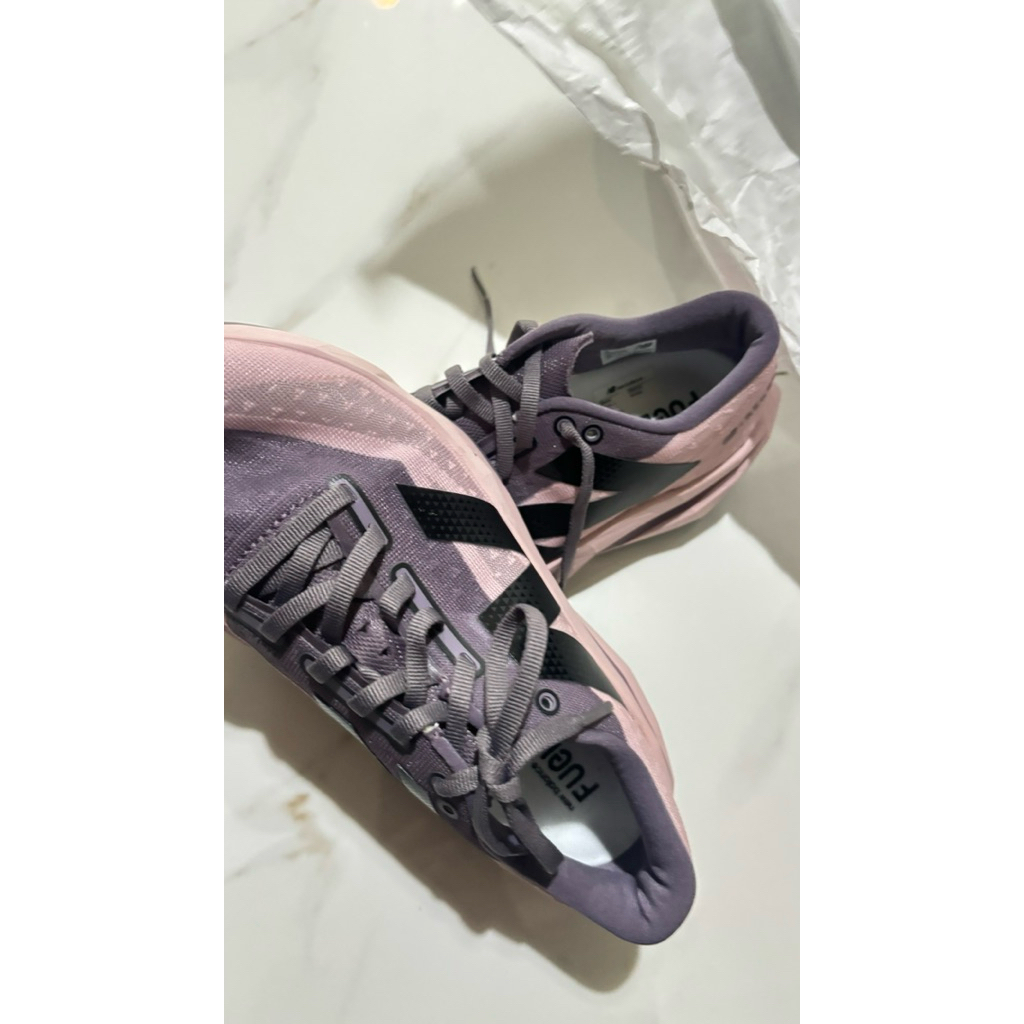 SEPATU RUNNING WANITA NB FUELCELL REBEL V4