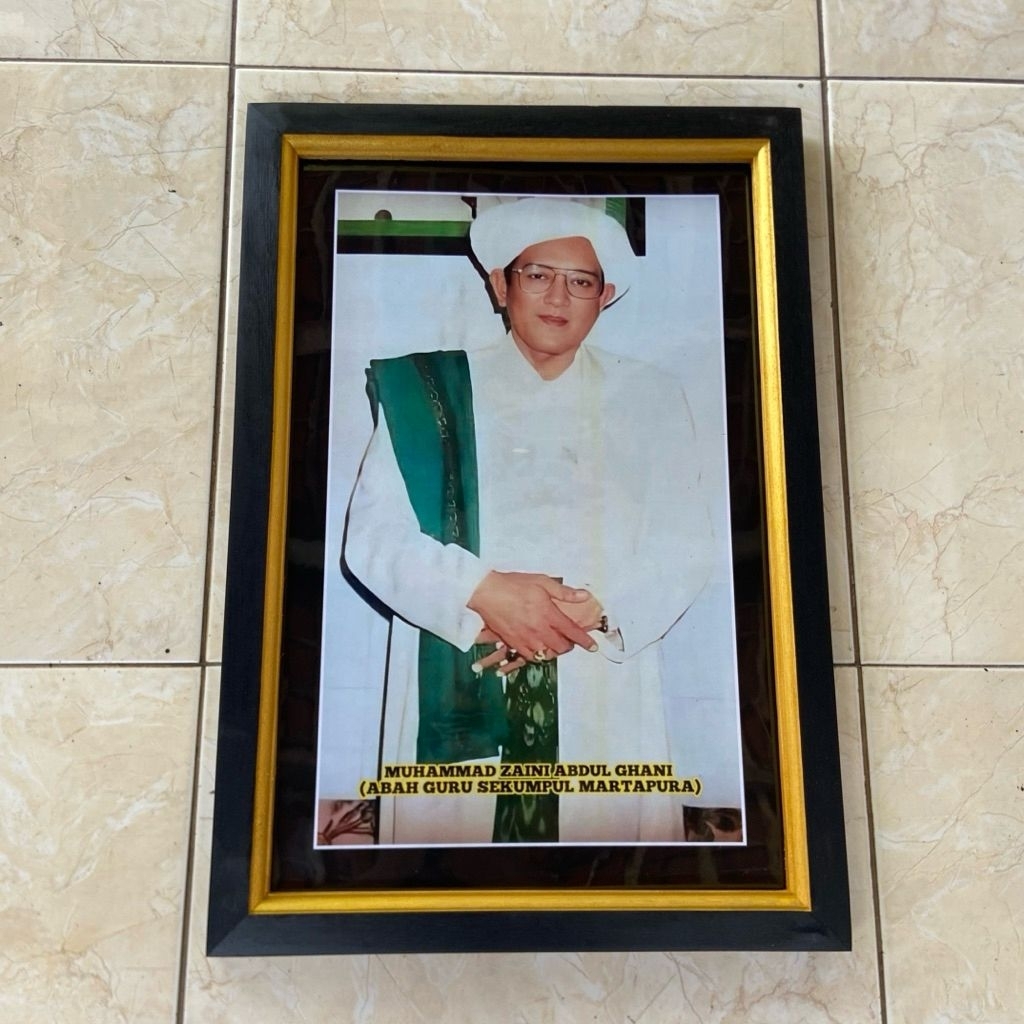 hiasan dinding lukisan poster abah guru sekumpul plus bingkai ukuran 53cm×35cm