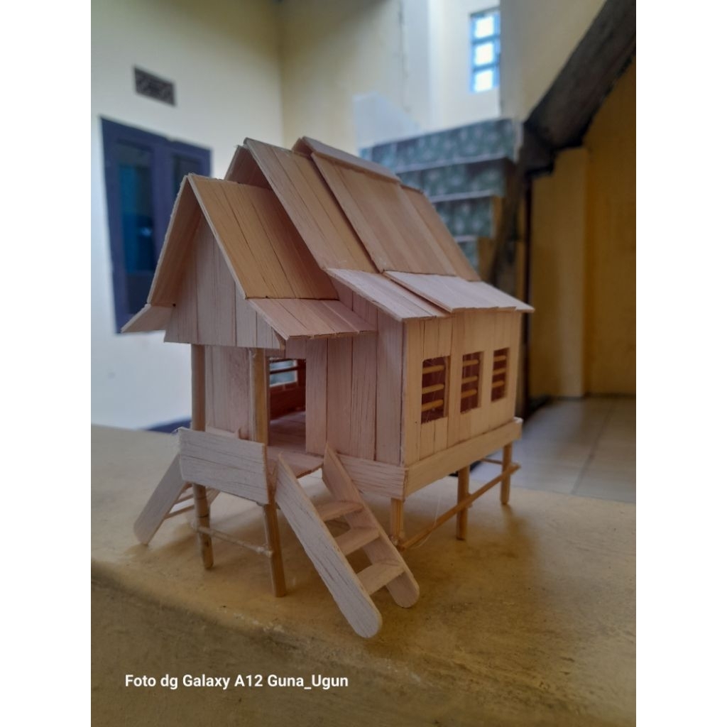 miniatur rumah adat betang kalimantan tengah