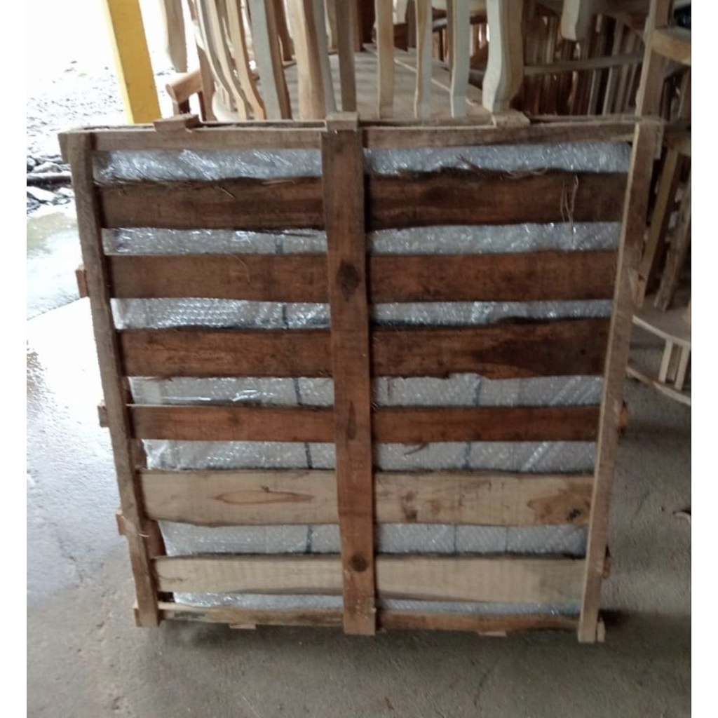 Packing Palet Kayu Jam Dinding