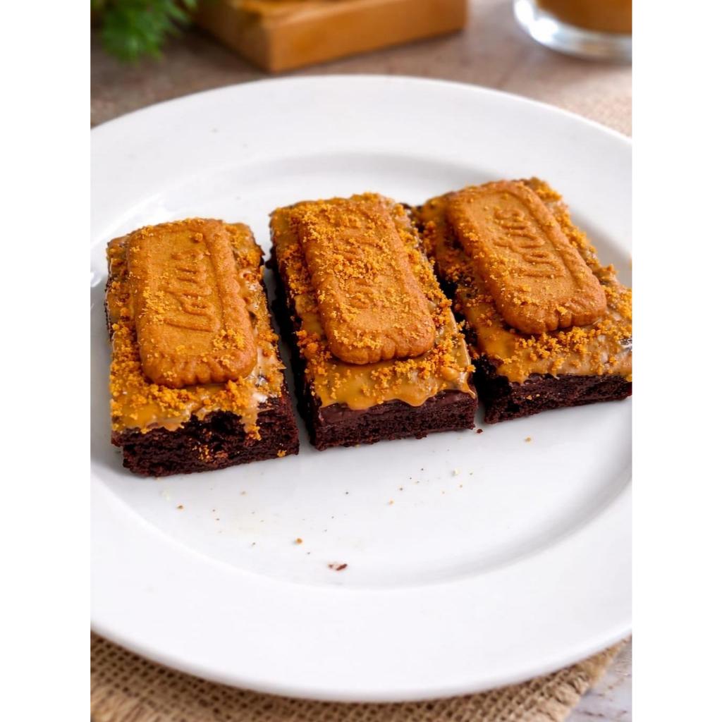 Brownies Fudgy, Brownies Coklat reguler toping lotus biscoff, peanut butter, choco chip, keju parut