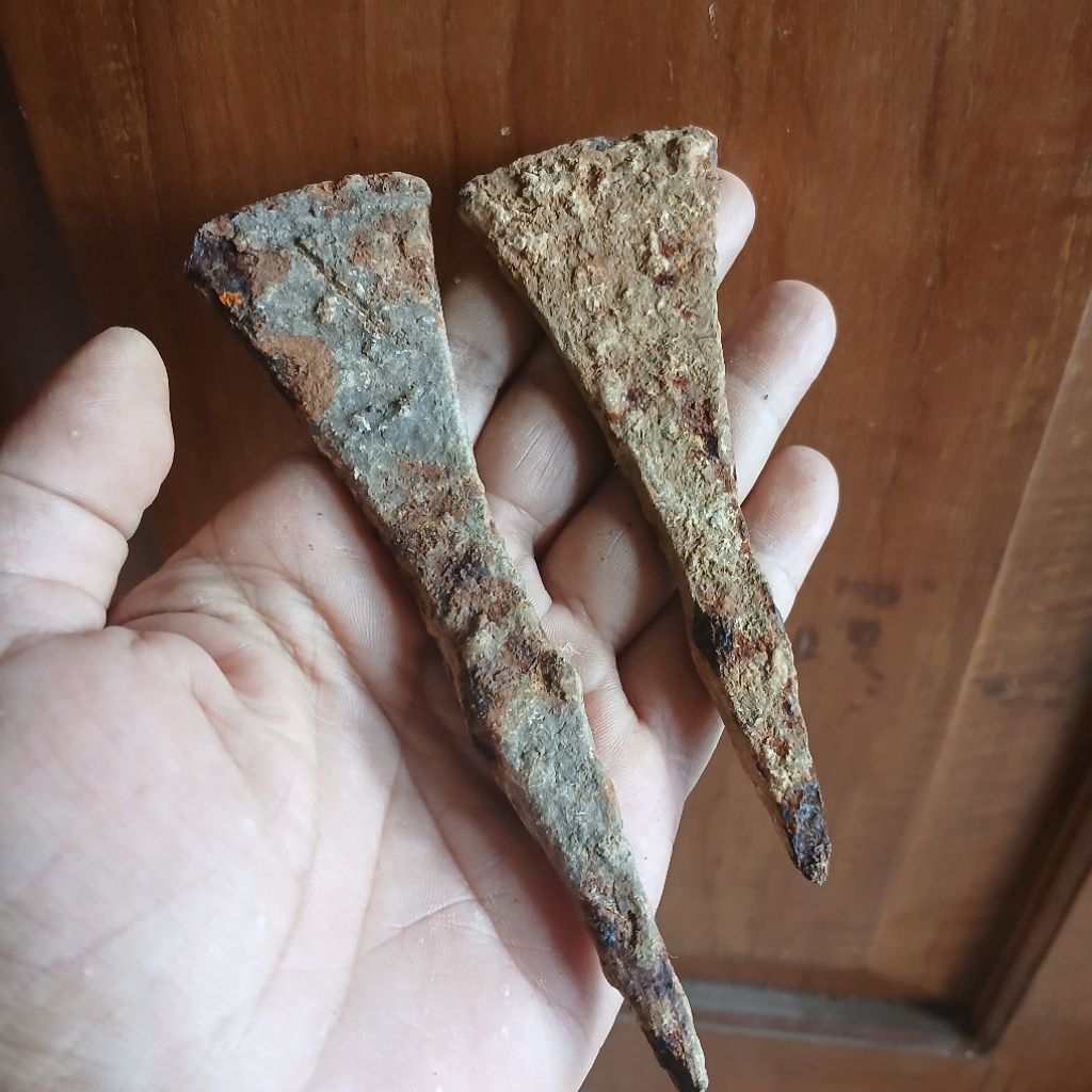 Koleksi Temuan Galian Tanah Sepasang Kapak Pethel Besi KUNO KaBudhan