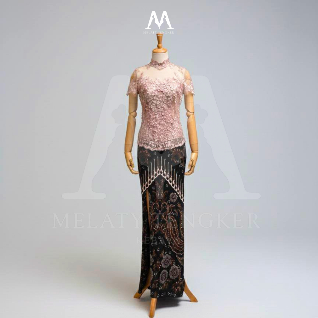 Kebaya Wisuda Pink Lace dengan Rok Motif Emas - Sewa Kebaya Formal Graduasi | Melati Tengker Kebaya