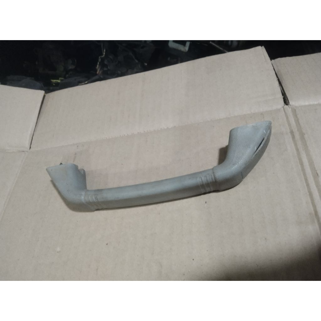 HANDLE PLAFON ATAS KABIN MITSUBIHSI L300 RAGASA COPOTAN ORIGINAL