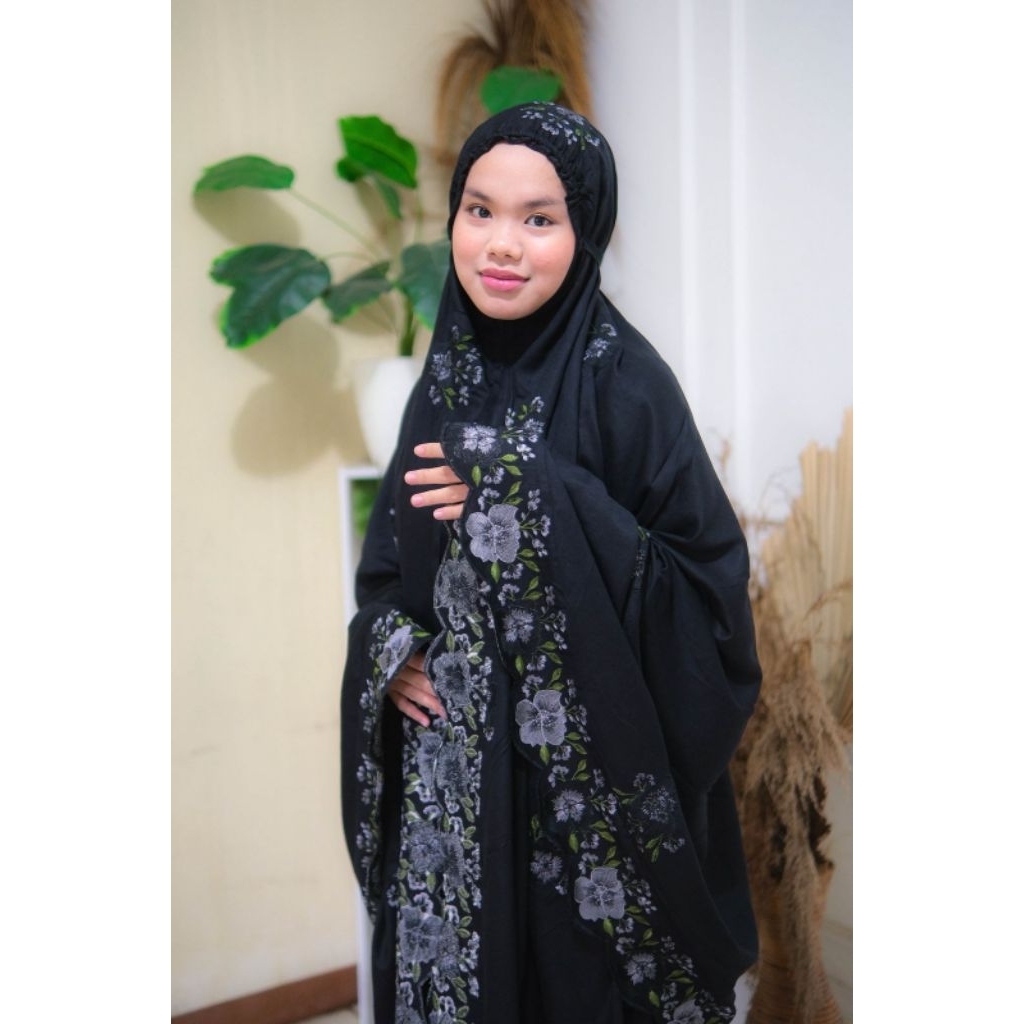 Aisha Praying Set Hitam by Papacito Mukena Bordir Rayon Premium