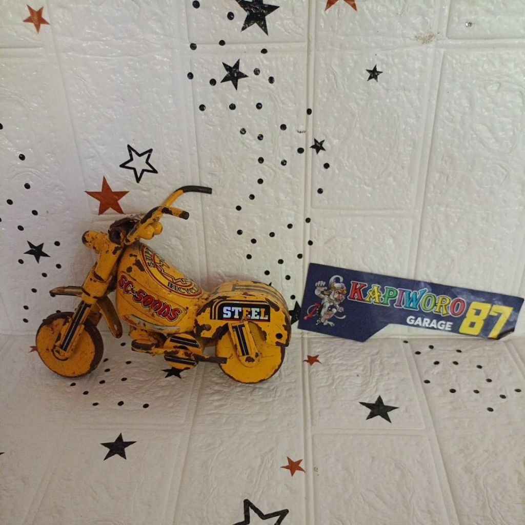 kerajinan miniatur sepeda motor dari barang bekas