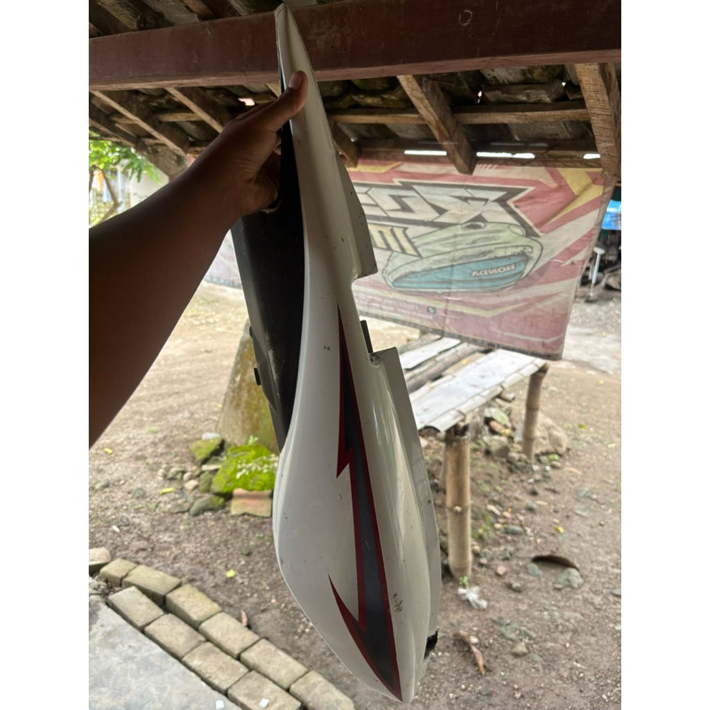 box bok kempolan belakang tiger revo  putih original cepotan